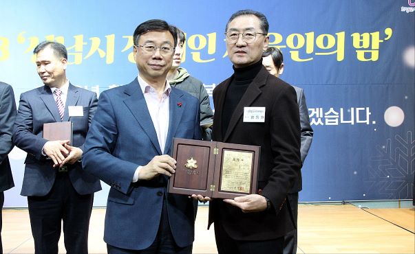 염동원 회장,  2023 성남시장 표장패와 시의장 감사패 수상